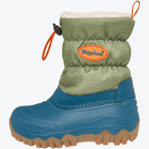 Linke Seitenansicht des Playshoes Winterstiefels in Petrol und Grün, mit auffälligem Logo-Aufnäher und griffiger Profilsohle.